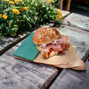 PROSCIUTTO & PESTO – MOZZARELLA